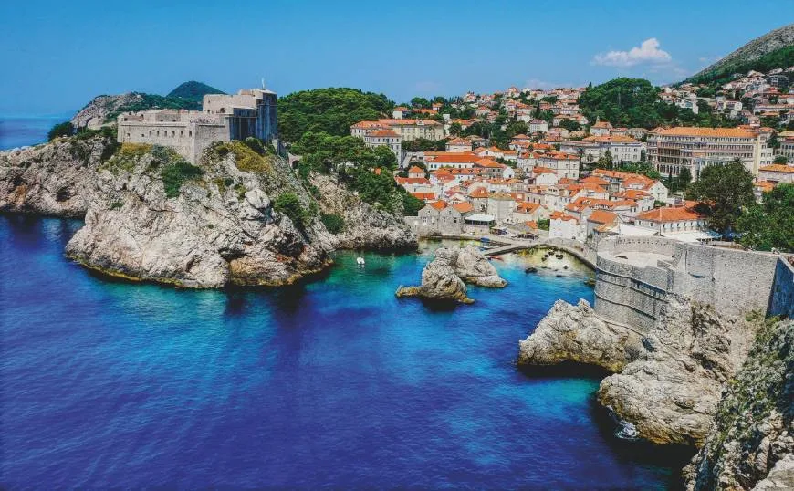 Dubrovnik is tige ferneamd om syn âlde stêd en festingmuorre