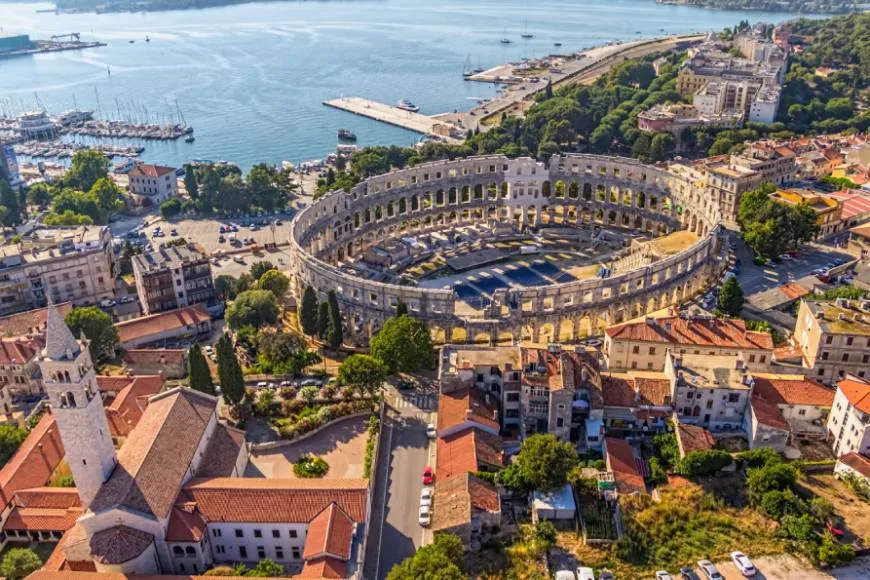 Pula yn Istrië is bekend om syn Romeinske Arena, it Amphitheater