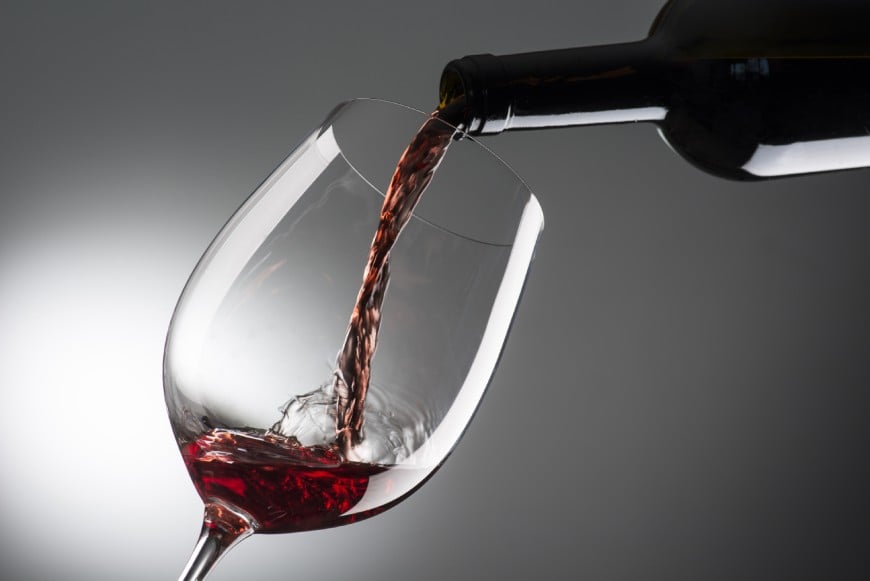 La copa de vi negre sovint és més ampla que una copa de vi blanc