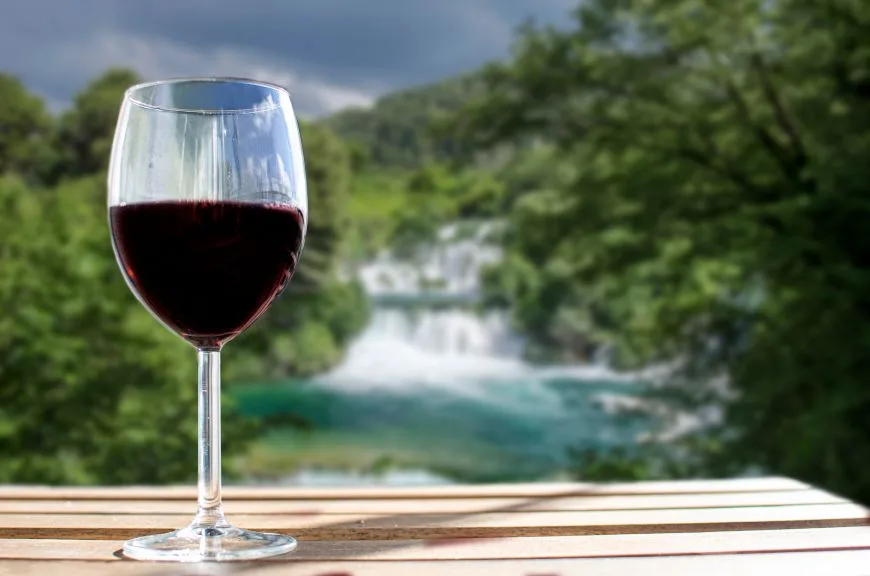Gloine de Zinfandel - fíon Primitivo ag easanna Krka sa Chróit