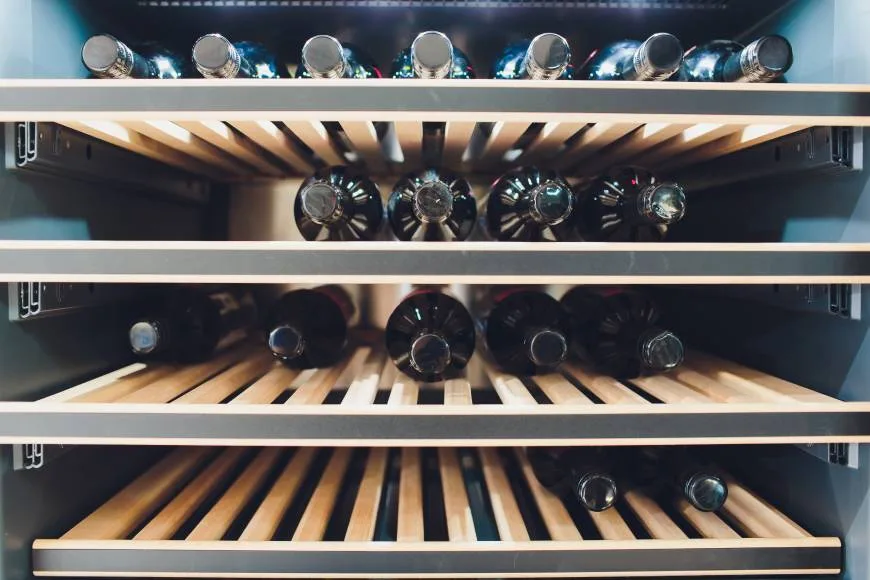 5 moduri de a prelungi durata de viață a unei sticle de vin deschise 2 Păstrați sticlele nedeschise în frigiderul pentru vin