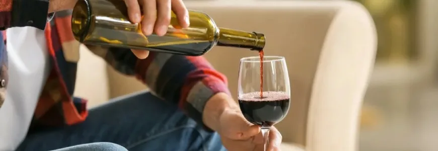 Ba al zenekien ardo beltzak entzumen galera saihesten lagun dezakeela? 3 Ardo beltza edalontzi batean botatzea