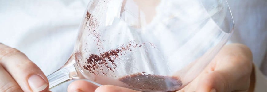 Wijnbezinksel, wijnkristallen en wijn sediment in een glas wijn