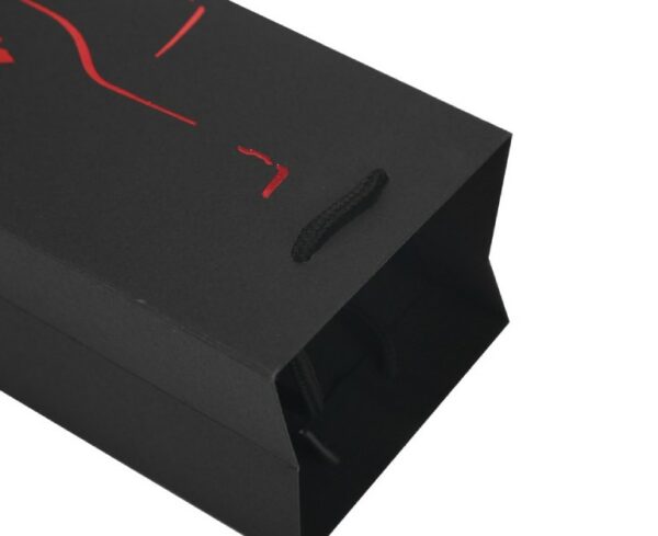 Bovenkant van een wijntas voor een wijnfles als cadeauverpakking - rood