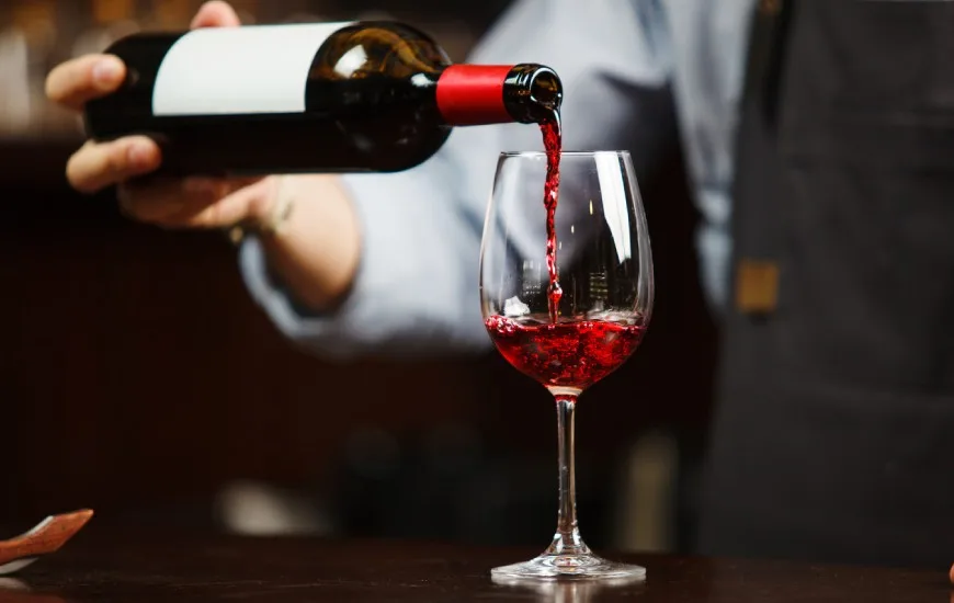 Iepenje en tsjinje wynflessen mei sommelierflair 8 Giet wyn as in sommelier