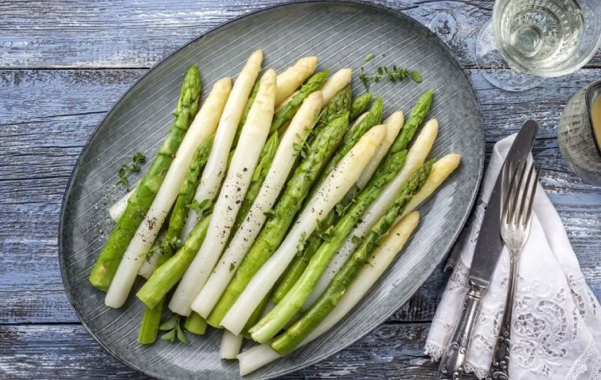 Is féidir asparagus bán agus glas araon a chomhcheangal le fíon