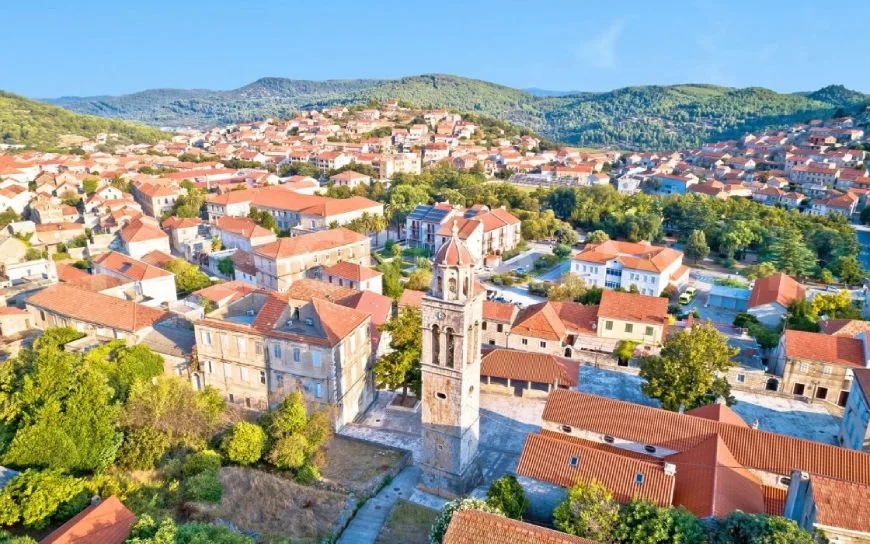 Fíonghort uathúla agus bealaí fíona Korčula leis na fíonta is fearr 10 An áit Blato ar oileán Korcula