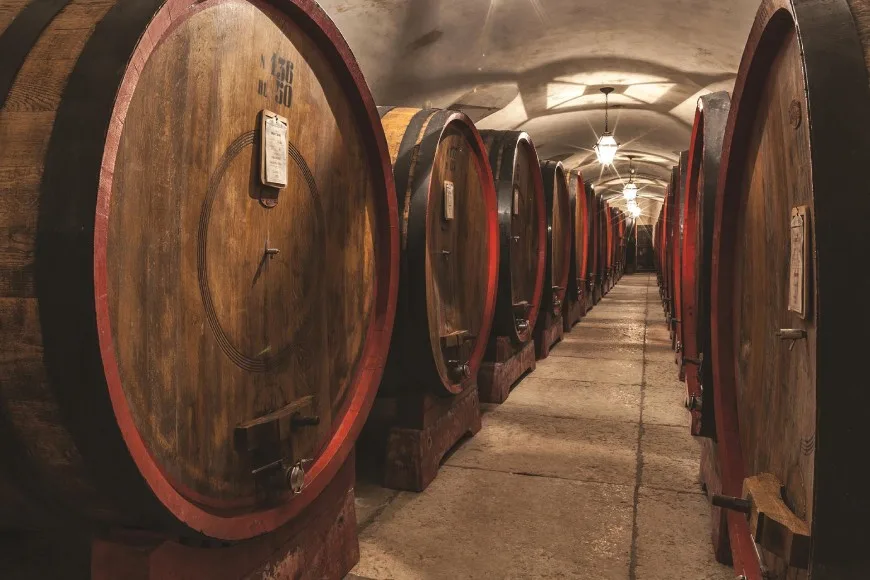 Aosú fíona adhmaid: Faigh amach rúin agus tionchar bairillí adhmaid ar bhlas fíona 4 Is próiseas íogair é fíon aosú adhmaid