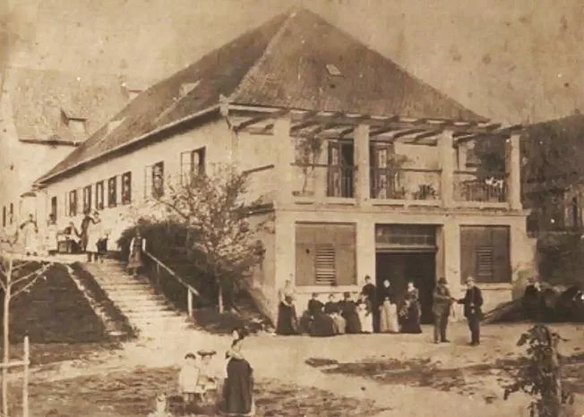 La vieille maison avec la cave à vin où a été retrouvée la bouteille de vin mousseux