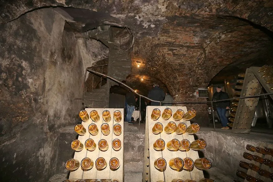 Cave à vin à Slatina avec vin mousseux en bouteilles