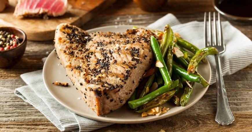 A grillezett tonhal steaket kombinálhatja vörösborral is