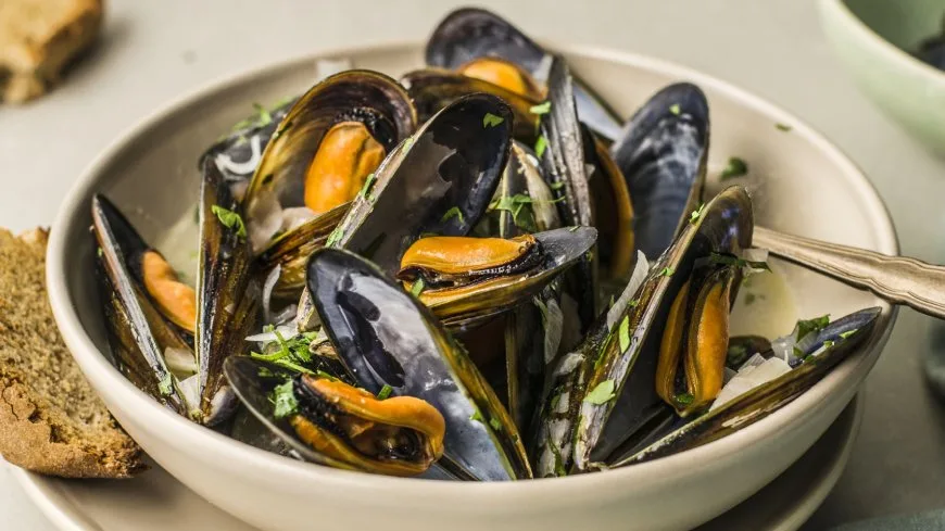 Beure vi amb musclos és una bona manera de gaudir de la deliciosa combinació de marisc i vi.