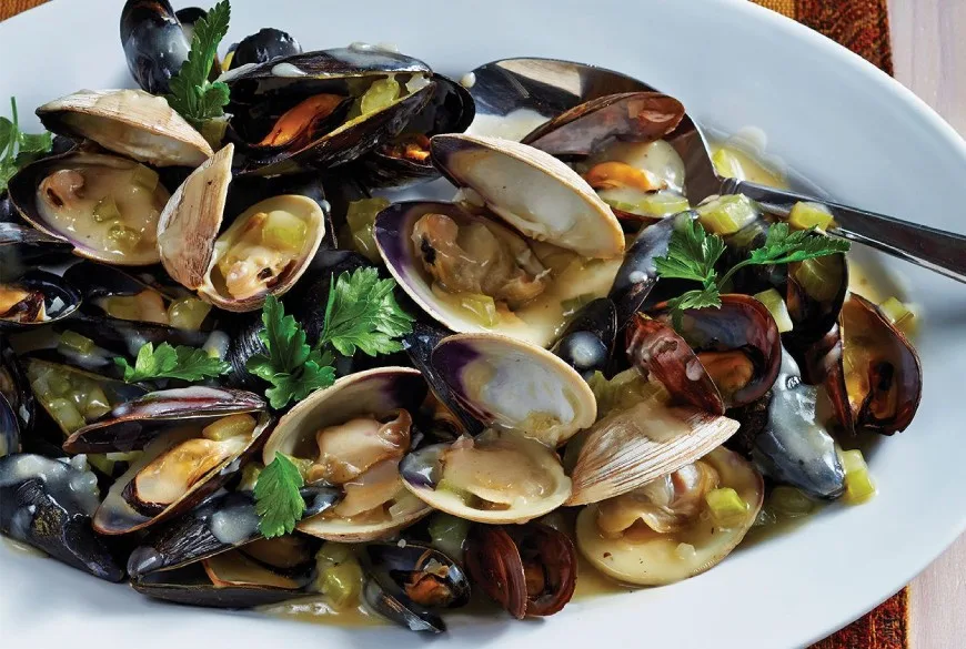 Els musclos amb salsa de vi blanc són un plat clàssic i saborós perfecte per a un sopar d'estiu.