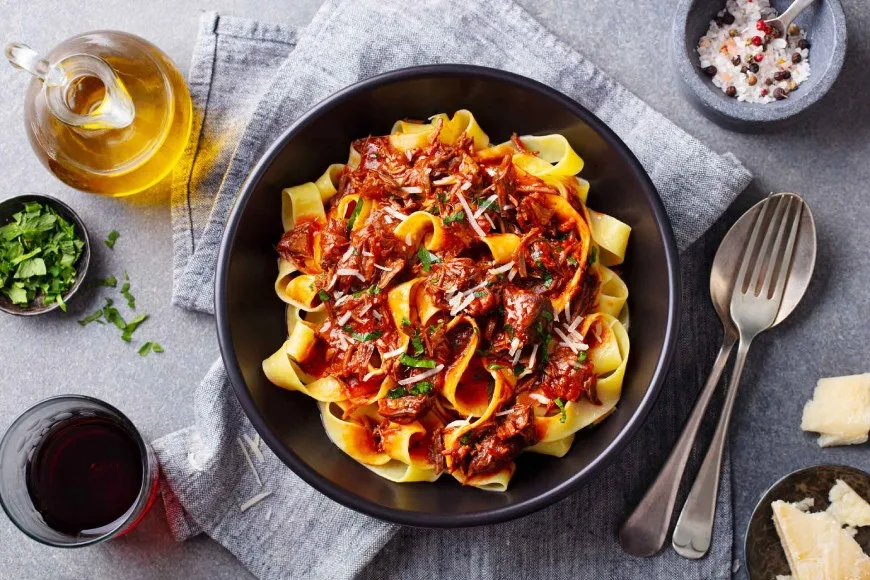 Alegeți un Cabernet Sauvignon pentru un vin roșu consistent, care se asortează bine cu aromele savuroase ale pastelor bolognese.