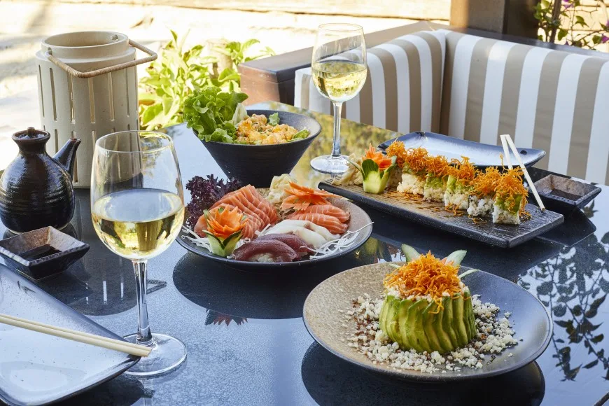 U vinu biancu cù sashimi è sushi hè una cumminazione perfetta