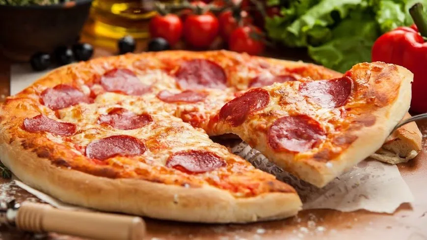 Is meascán iontach é fíon le salami pizza
