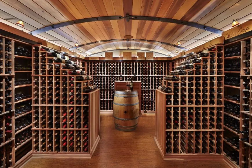 Is minic a aibíonn fíon Reserva i mbuidéil fíona i cellar fíona
