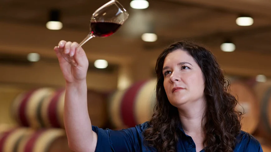 Vinoloog bestudeert een wijn